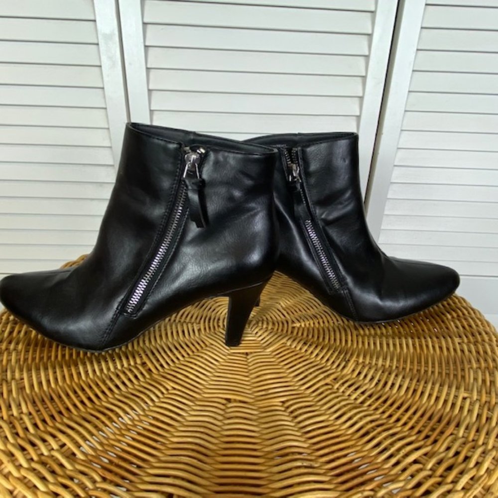 Rialto Tasha Black Ankle Boot Side Zip and Heel Size 9